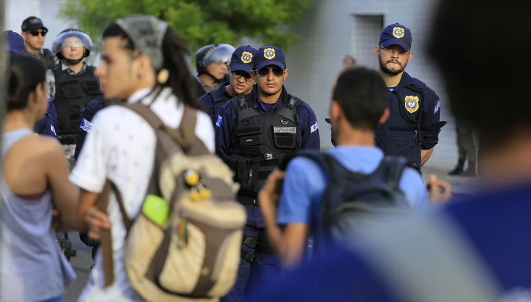 Manifestantes e Policiais 