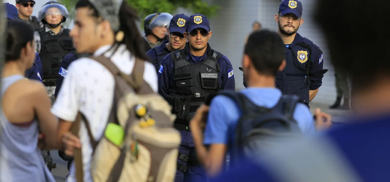 Manifestantes e Policiais 