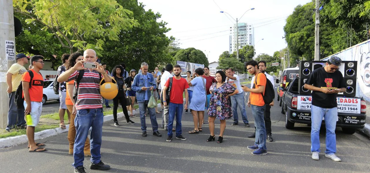 Manifestantes na reunião para reajuste da passagem de ônibus 