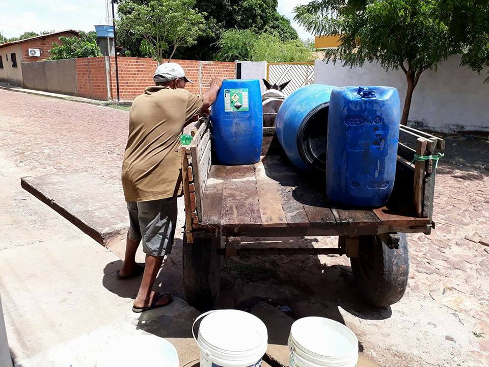 Água está sendo levada por carroceiros
