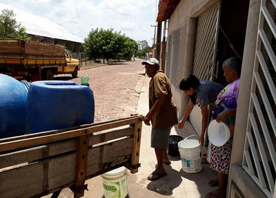 Carroceiros estão transportando água