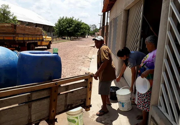 Carroceiros estão transportando água