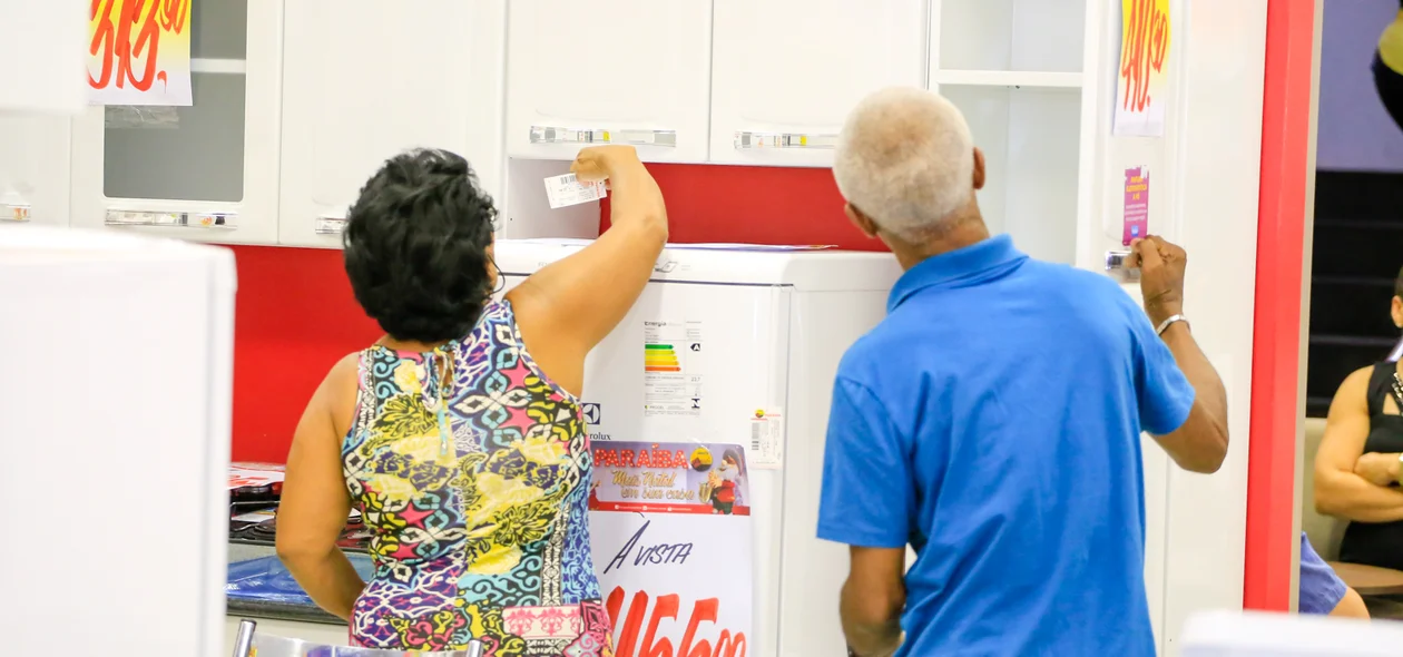 Casal de idosos observando os preços promocionais 
