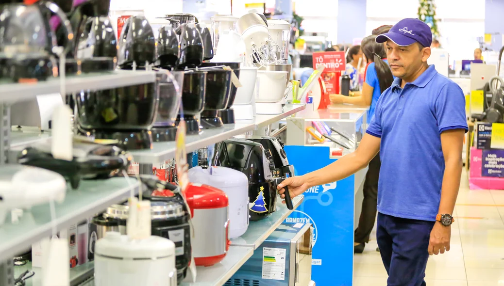 Clientes aproveitando os preços baixos 