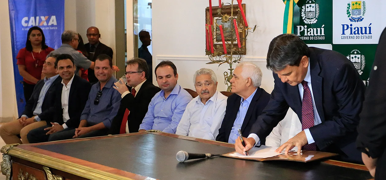 Governador assinando convênio 