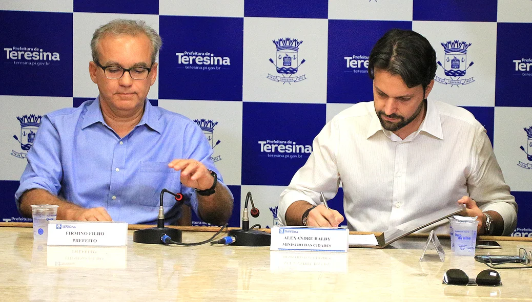 Ministro Alexandre Baldy assinando liberação de recursos para Teresina 