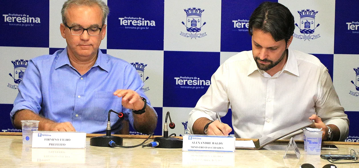 Ministro Alexandre Baldy assinando liberação de recursos para Teresina 