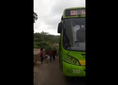 Passageiros descem de ônibus para que ele suba ladeira na zona Sul