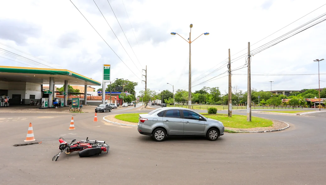 Acidente envolvendo carro e moto