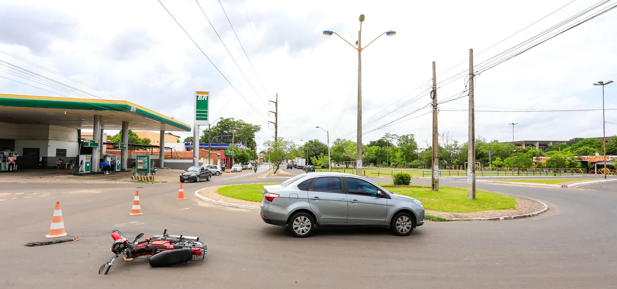 Acidente envolvendo carro e moto