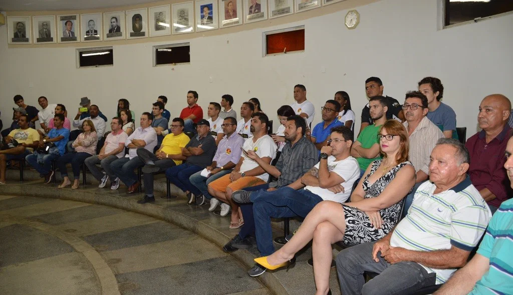 Consumidores acompanham os debates