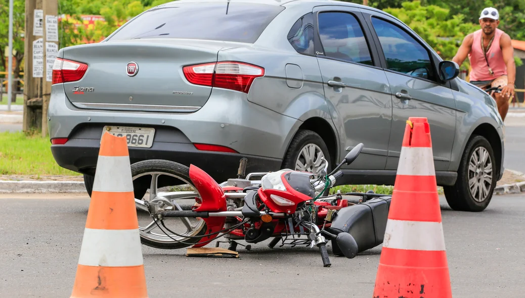 Motoqueiro colide com carro
