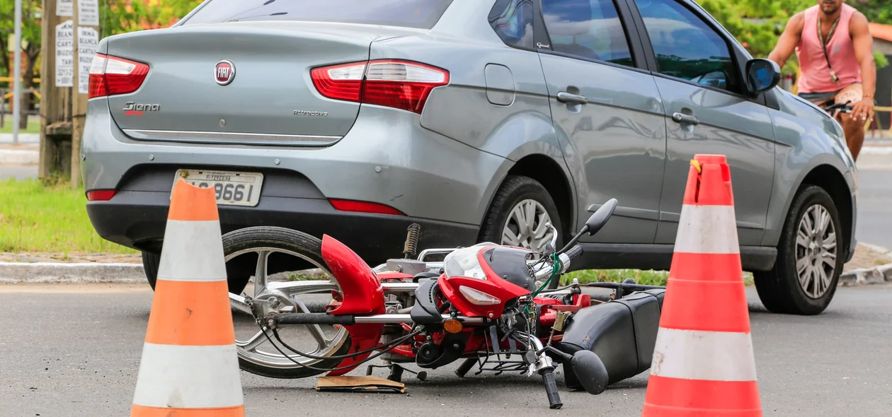Motoqueiro colide com carro