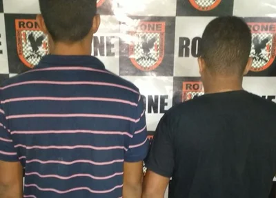 Os dois foram encontrados com uma motocicleta roubada