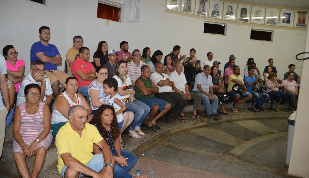 População lota galerias da Câmara de Picos