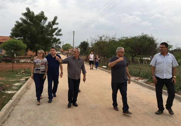 João Mádison visita obras de calçamento na cidade de Barras 