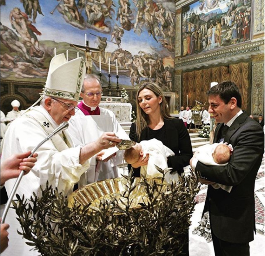 Papa Francisco batizando na Capela Sistina