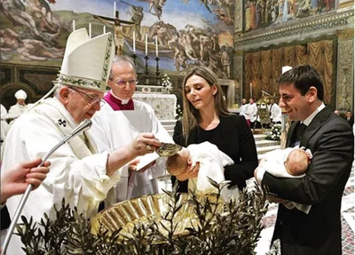 Papa Francisco batizando na Capela Sistina