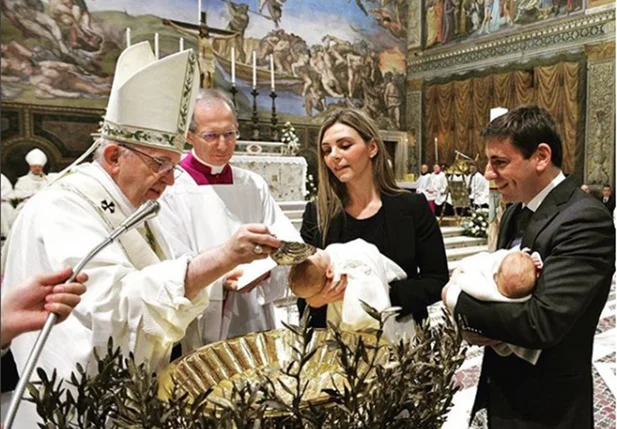Papa Francisco batizando na Capela Sistina