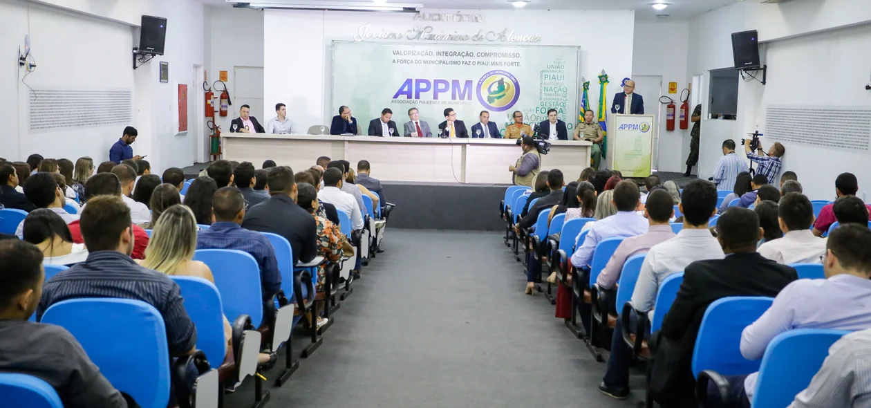 Autoridades presentes na solenidade