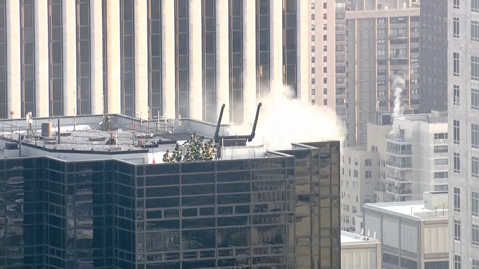 Incêndio atinge o topo da Trump Tower 
