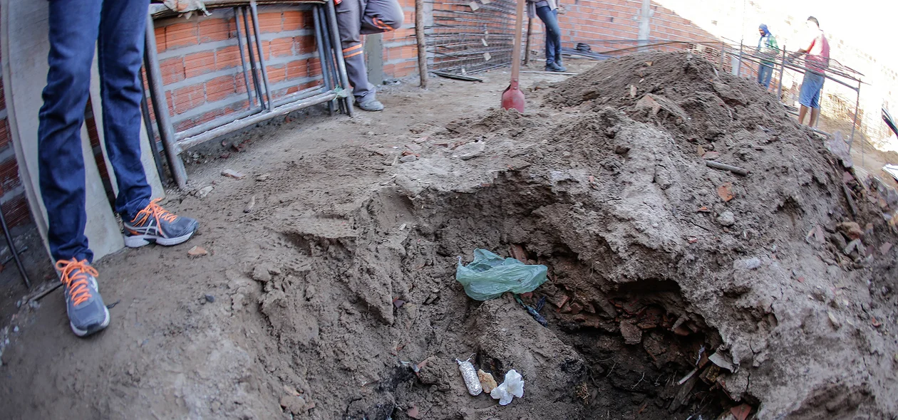 Mais de 500 pedras de crack foram encontradas enterradas 
