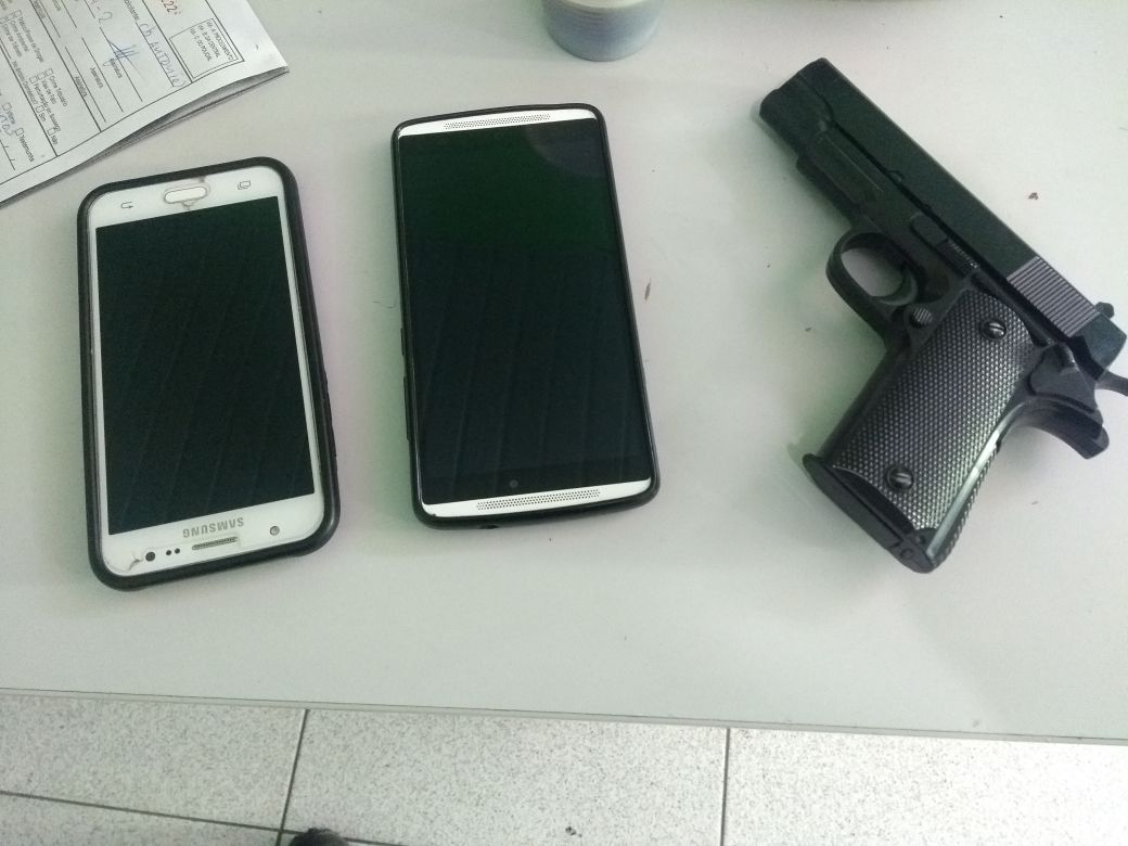 Objetos encontrados com o acusado