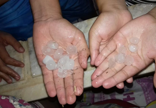 Santa Cruz do Piauí registra chuva de granizo