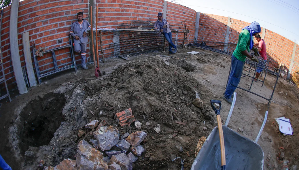 Trabalhadores estavam cavando o buraco, e acharam a droga enterrada 