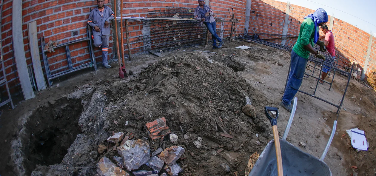Trabalhadores estavam cavando o buraco, e acharam a droga enterrada 