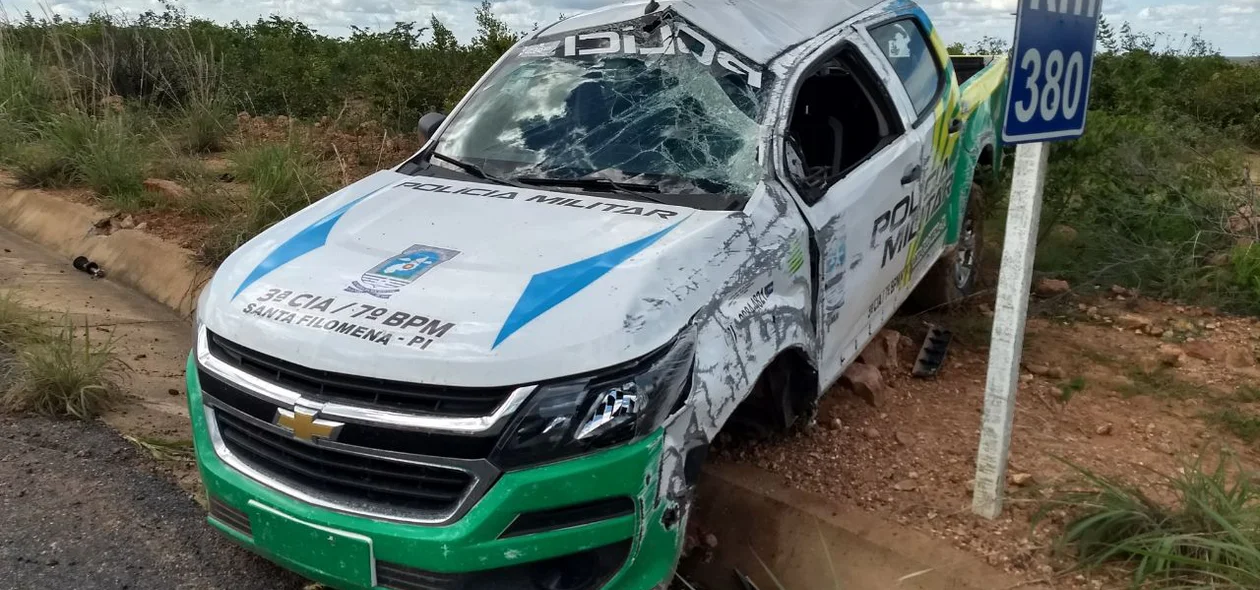 Viatura ficou destruída 
