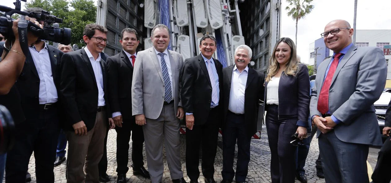 Autoridades no lançamento do Renova Saúde