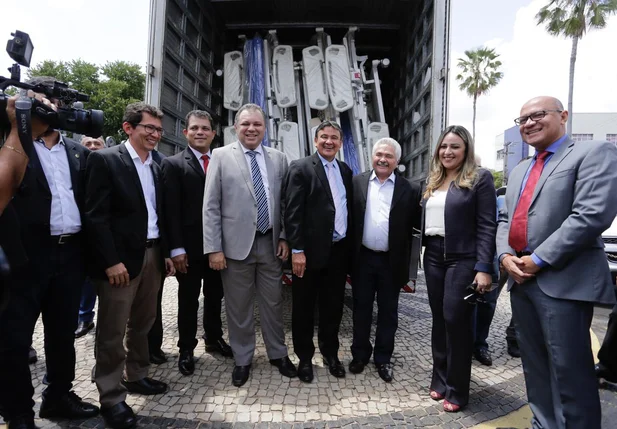 Autoridades no lançamento do Renova Saúde