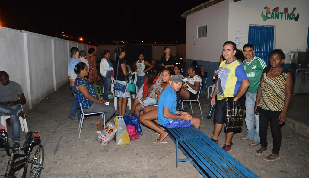 Fila é formada por mulheres, homens e crianças