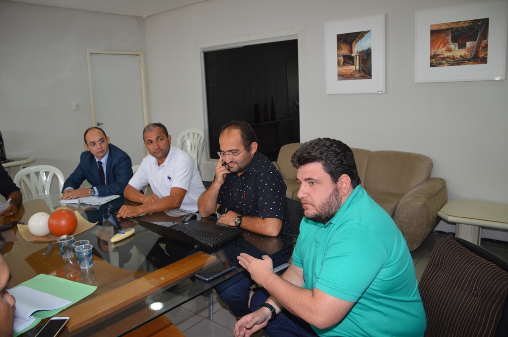 Hugo Victor (de verde) apresenta sugestão para o impasse