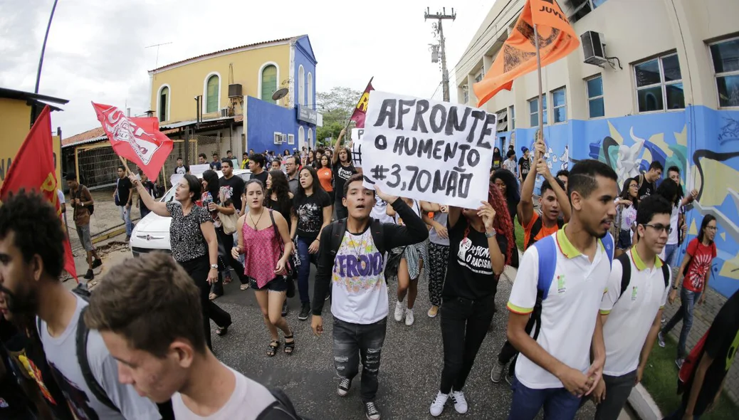 Manifestação contra o aumento da passagem reuniu grande número de estudantes 