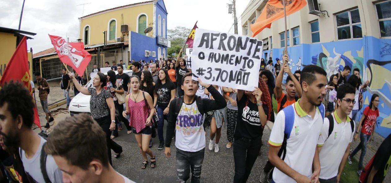 Manifestação contra o aumento da passagem reuniu grande número de estudantes 