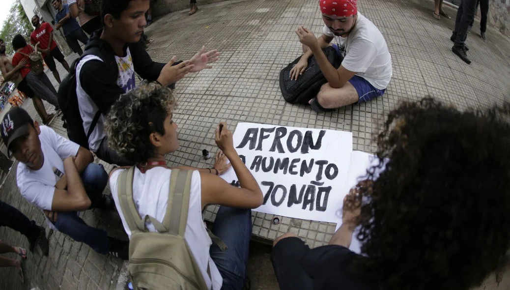 Manifestação contra o aumento da passagem na Frei Serafim em Teresina 