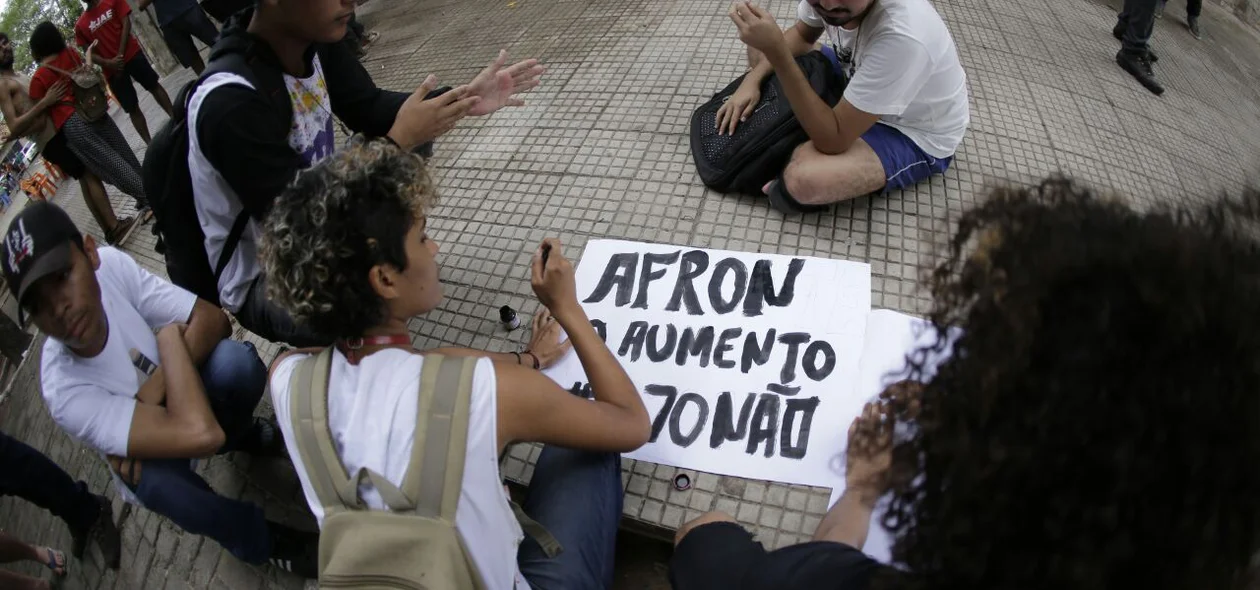 Manifestação contra o aumento da passagem na Frei Serafim em Teresina 
