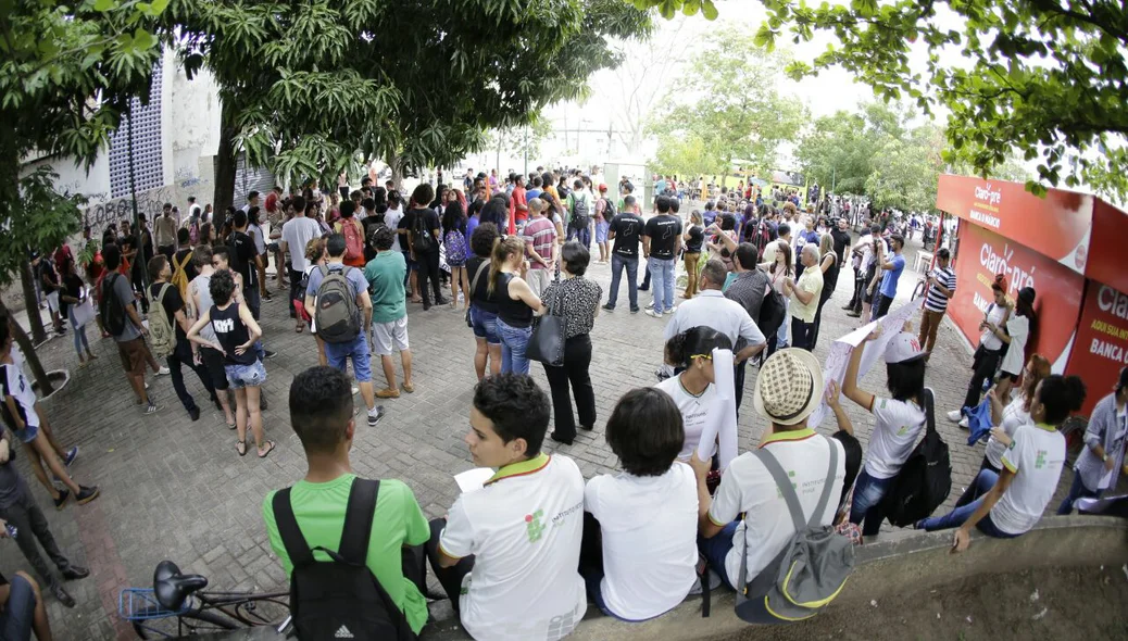 Estudantes realizam protesto contra aumento da passagem 
