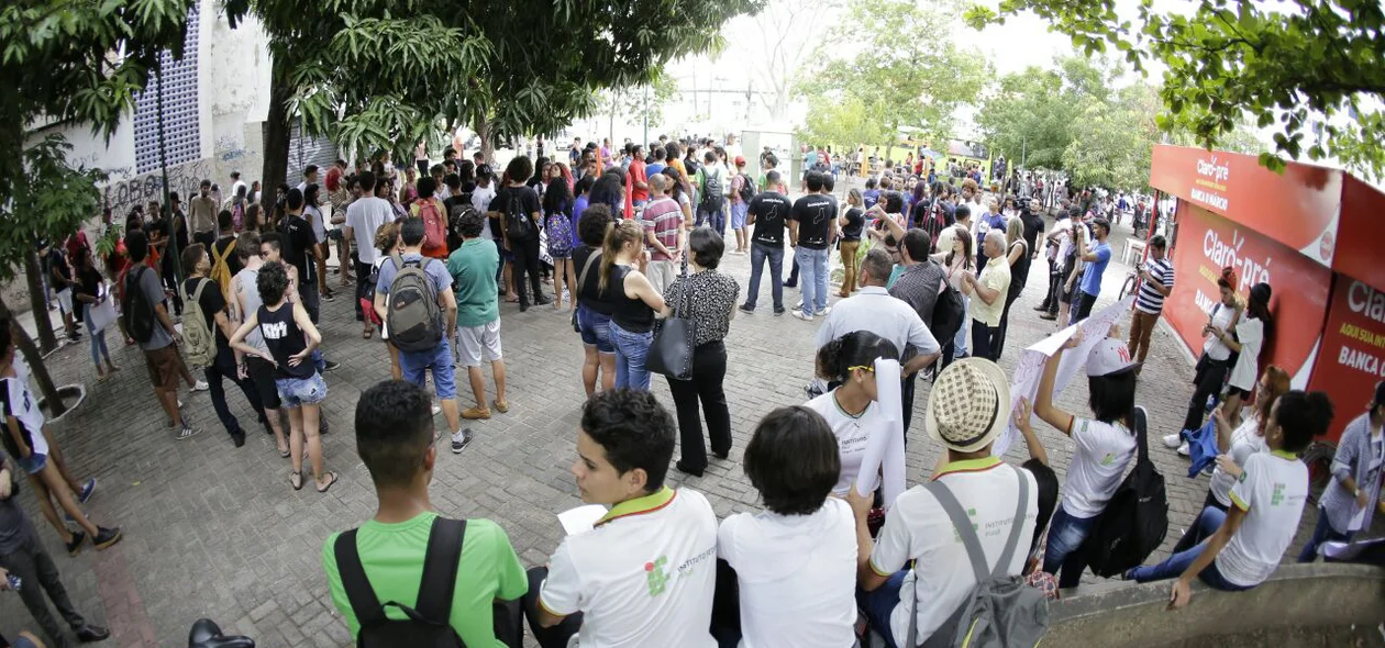 Estudantes realizam protesto contra aumento da passagem 