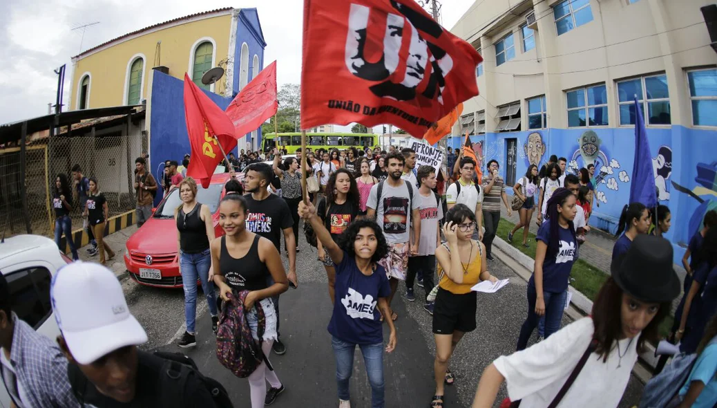 Estudantes gritam palavras de ordem 