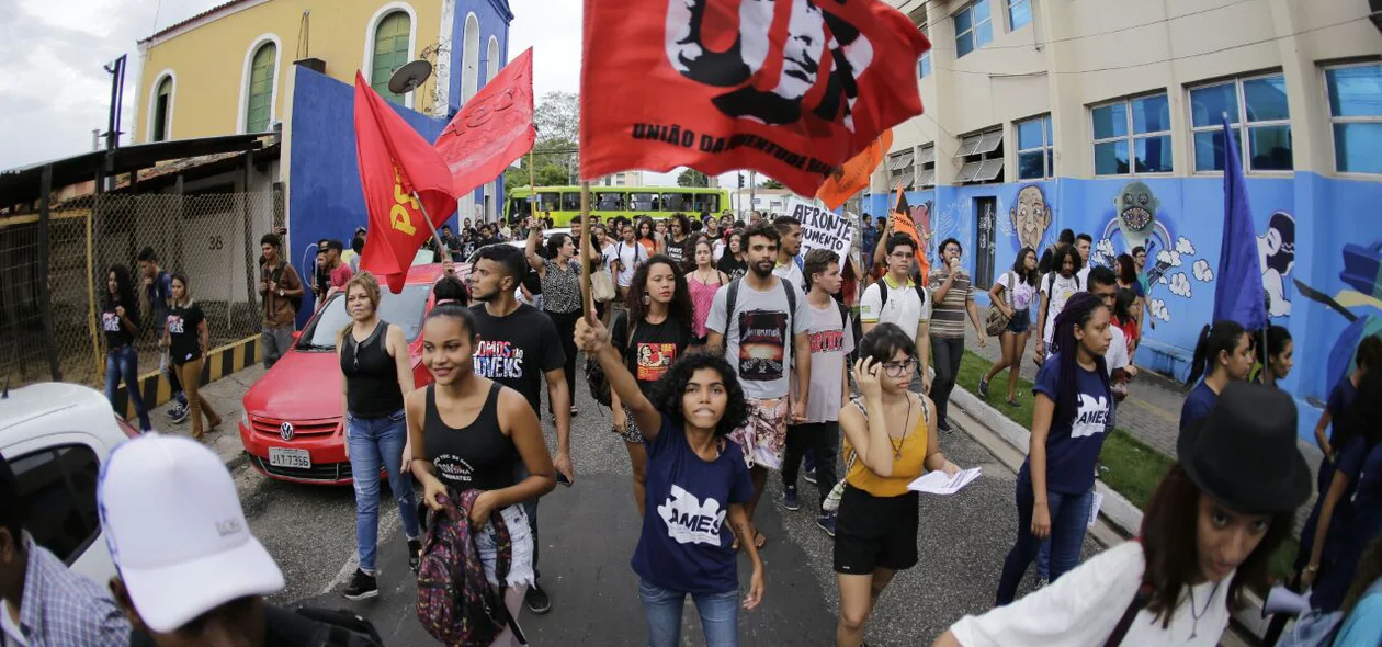 Estudantes gritam palavras de ordem 