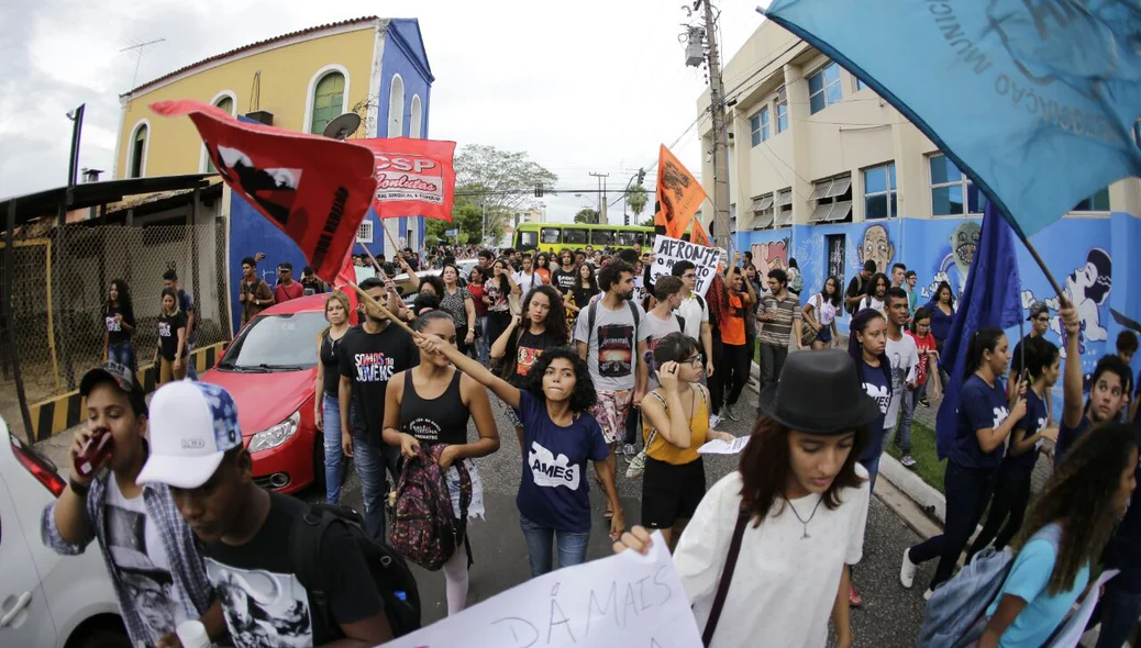 Alunos na manifestação contra aumento da passagem 