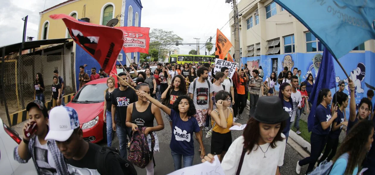 Alunos na manifestação contra aumento da passagem 