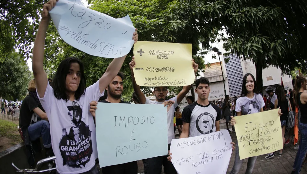 Estudantes em manifestação contra o aumento da passagem 