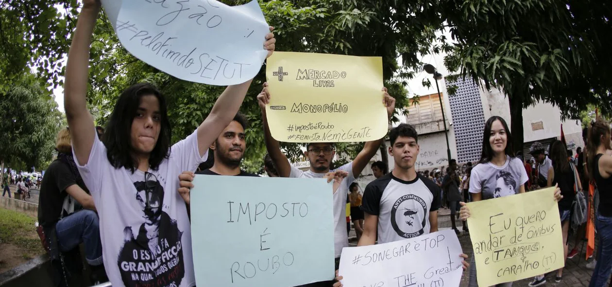 Estudantes em manifestação contra o aumento da passagem 