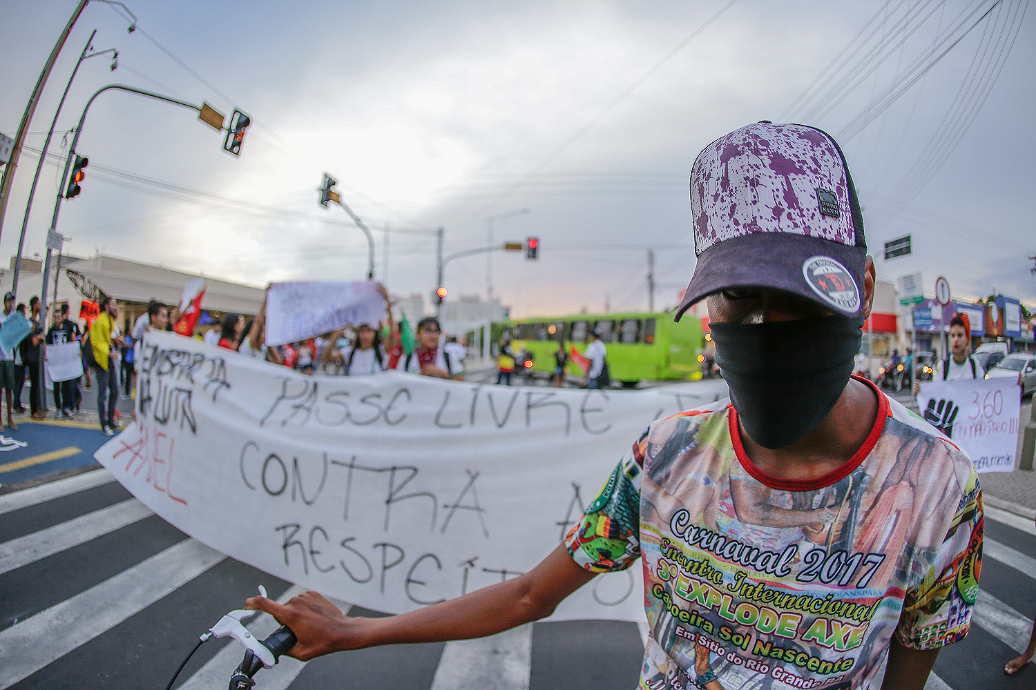 Manifestante com o rosto coberto