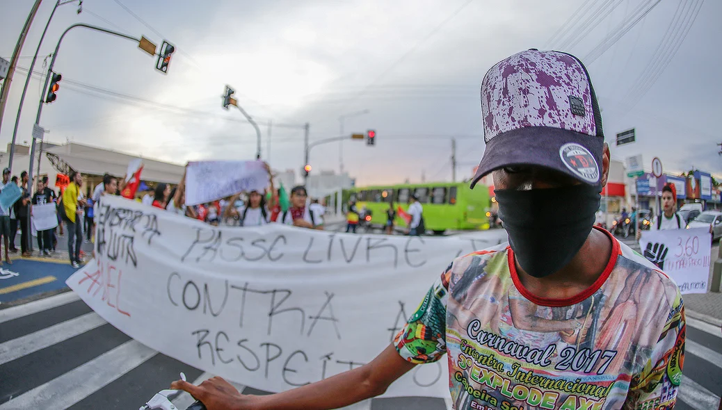 Manifestante com o rosto coberto