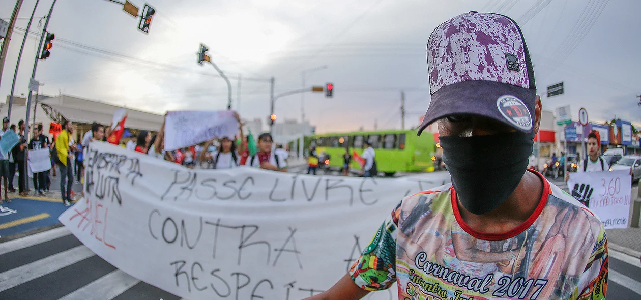 Manifestante com o rosto coberto